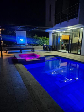 Fm Luxury Villa de arquitectura mediterránea piscina privada y cine